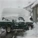 Un vecino quita la nieve de su coche en plena nevada. Febrero 2004