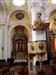 Excelente púlpito policromado y al fondo uno de los bellos altares laterales