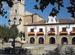 Fotografia que muestra una bonita plaza de Alcaudete y parte de su hermosa iglesia.