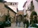 Calle mayor y al fondo magnífica puerta arcada medieval (Foto: JLSL)