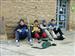 ALMORZANDO. Estos cuatro jóvenes descansan y almuerzan tras haber cubierto los primeros 9 kilómetros