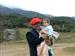 VETERANO. Javier Belío posa con su hijo Javier, de 2 años, a las faldas de Monte Peña. El padre ya q