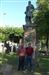 Epi y José Mari delante de la estatua-monumento de Pedro Navarro en el parque del pueblo.