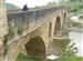 Famoso puente románico de Puente la Reina encima del río Arga.