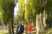 José Mari y Albontza, felices de haber conocido el pueblo de Panticosa posan en los jardines.