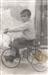 Niño en triciclo 1957
