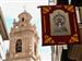 Torre de la iglesia con pancarta de la virgen de las Nieves