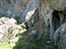 Un montañero a la sombra de las Cuevas de Tanante en Montiuhero ó Montigueiro de La Riera de Babia