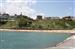 Playa de Malkorbe, arriba el monumento de la Bellaventura de Elcano y la casa-torre.