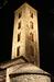 La torre de la Iglesia del pueblo de noche.