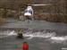 Helicoptero cargado agua 