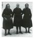 Las mujeres mayores del pueblo iban vestidas completamente de negro (pelo-liso-moñete)