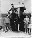 31-8-1960 Párroco del pueblo con un fraile y niños del pueblo