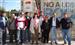 Pilar González se reúne con los trabajadores de Roca en las puertas de la fábrica de Alcalá de Guadaíra